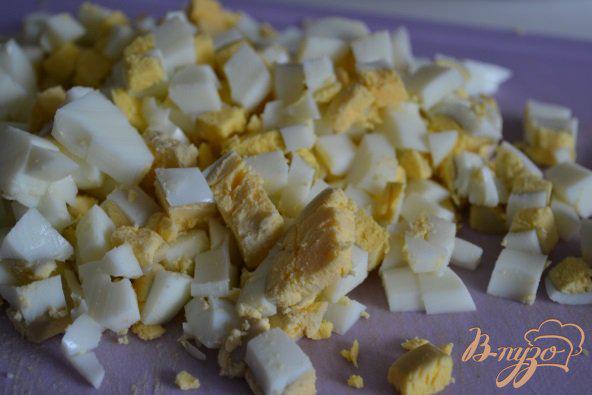 Фото приготовление рецепта: Яичный салат со свежим огурцом и редисом шаг №4