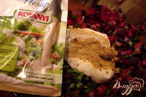 Фото приготовление рецепта: Салат из свеклы с черносливом, огурцом и луком шаг №2
