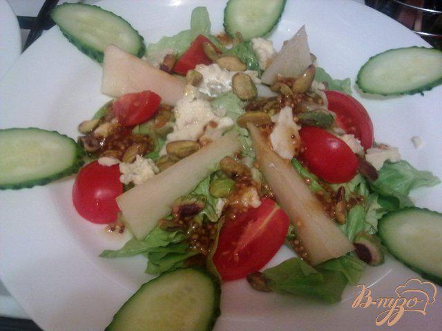 Фото приготовление рецепта: Салат с грушей и голубым сыром шаг №9