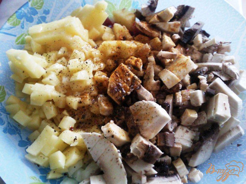 Фото приготовление рецепта: Мясной пирог с грибами и картофелем шаг №2