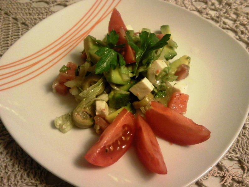 Фото приготовление рецепта: Салат с авокадо и форелью шаг №4