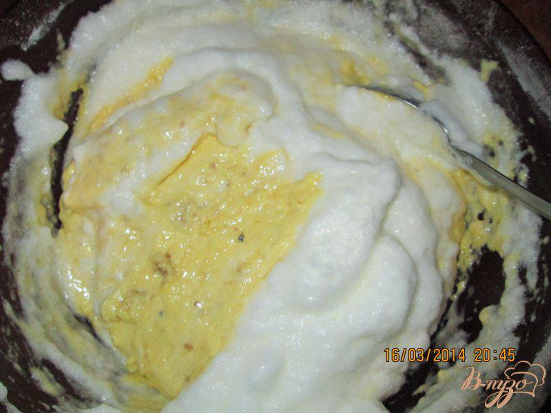 Фото приготовление рецепта: Бисквитный торт с сметаным кремом шаг №6