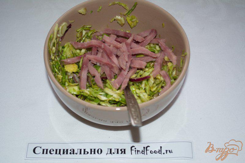 Фото приготовление рецепта: Салат с брюссельской капустой шаг №4