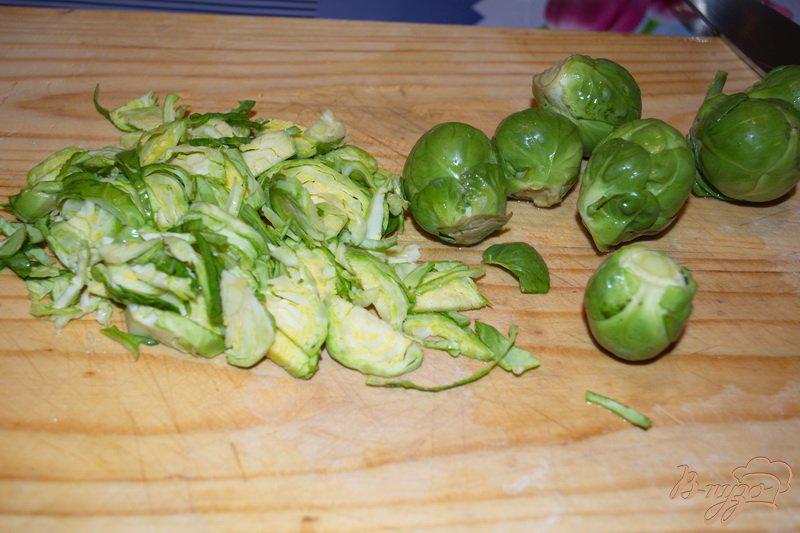 Фото приготовление рецепта: Салат с брюссельской капустой шаг №1