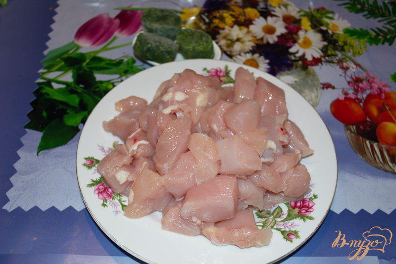 Фото приготовление рецепта: Курица тушеная в сливках со шпинатом шаг №1