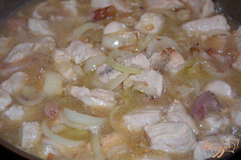 Фото приготовление рецепта: Курица тушеная в сливках со шпинатом шаг №4