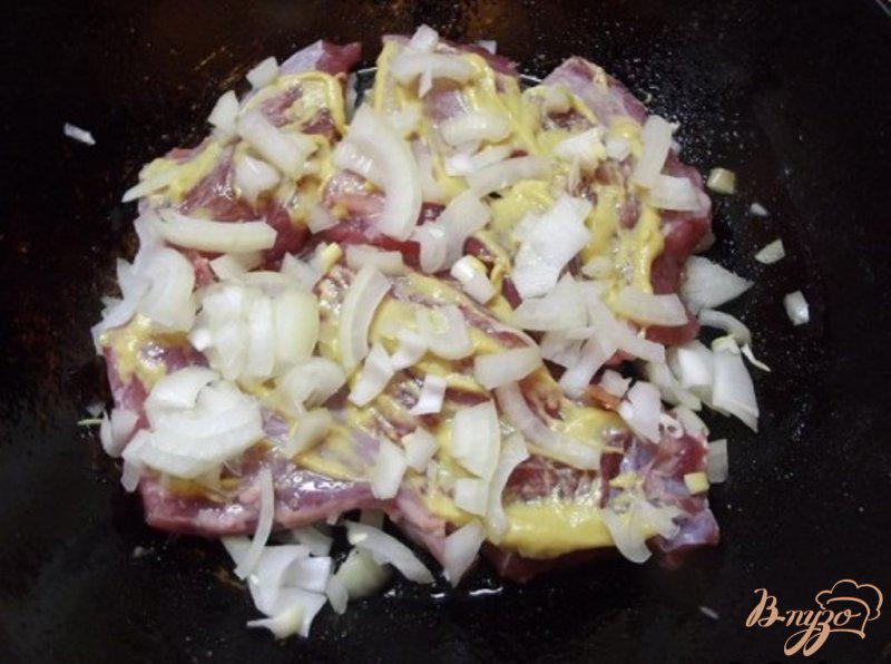 Фото приготовление рецепта: Мясо запеченное слоями с горчицей и луком шаг №5