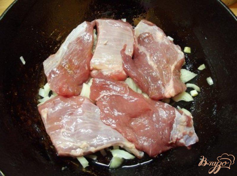 Фото приготовление рецепта: Мясо запеченное слоями с горчицей и луком шаг №4
