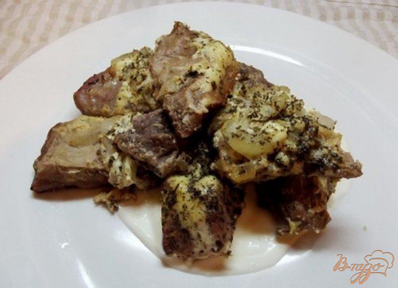 Фото приготовление рецепта: Мясо запеченное слоями с горчицей и луком шаг №8