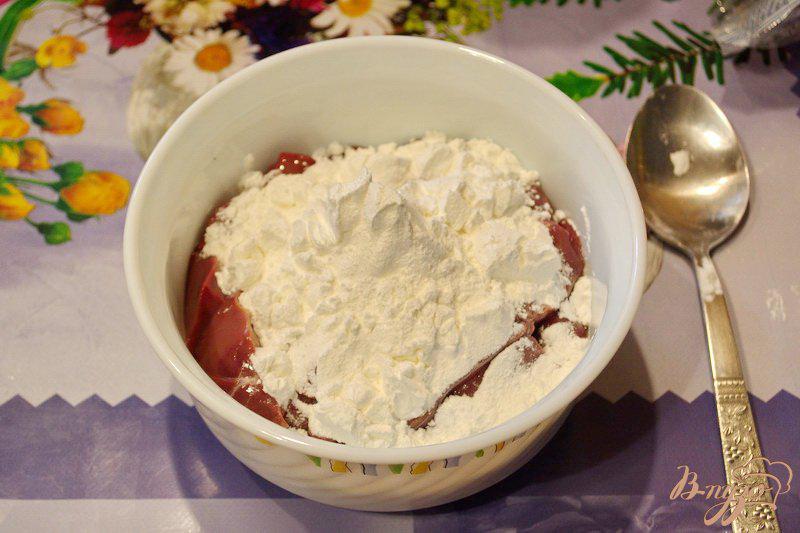 Фото приготовление рецепта: Печень куриная с томатном соусе шаг №2