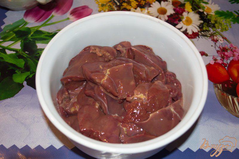 Фото приготовление рецепта: Печень куриная с томатном соусе шаг №1