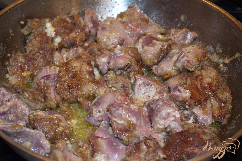 Фото приготовление рецепта: Печень куриная с томатном соусе шаг №5