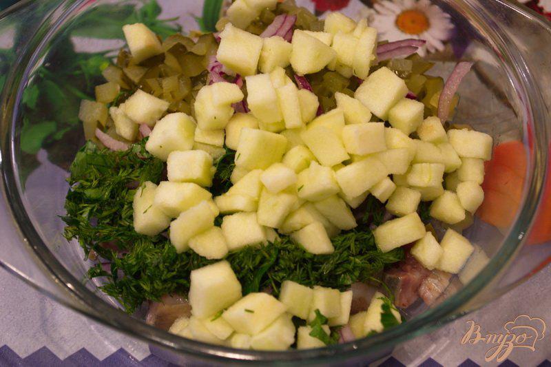 Фото приготовление рецепта: Салат с селедкой и яблоком шаг №3