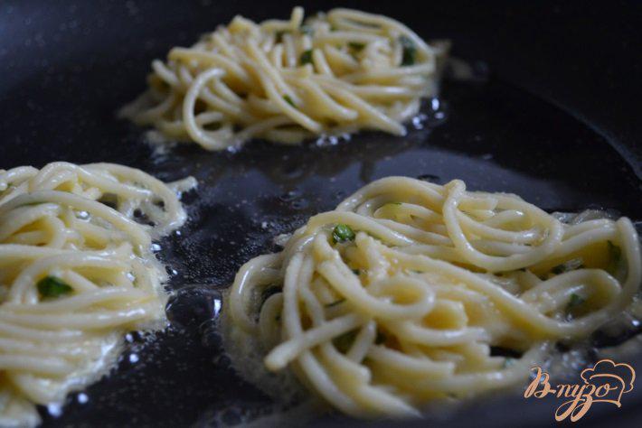 Фото приготовление рецепта: Закуска из спагетти шаг №3