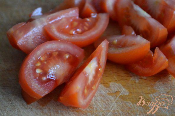 Фото приготовление рецепта: Помидорный салат с крабовыми палочками шаг №1