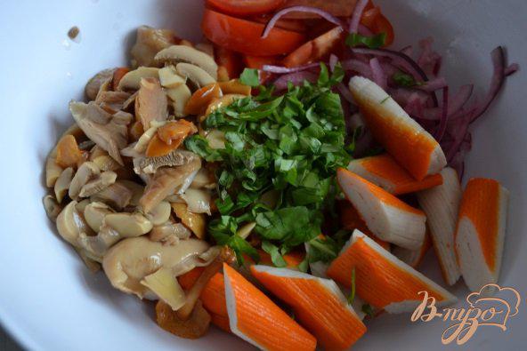 Фото приготовление рецепта: Помидорный салат с крабовыми палочками шаг №5