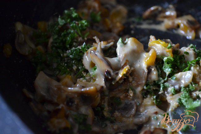Фото приготовление рецепта: Закусочные гренки с грибами и сыром шаг №3
