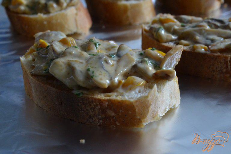 Фото приготовление рецепта: Закусочные гренки с грибами и сыром шаг №5