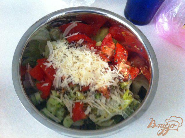 Фото приготовление рецепта: Овощной салат с сыром Джугос шаг №9