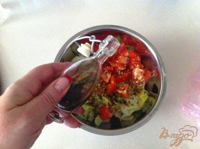 Фото приготовление рецепта: Овощной салат с сыром Джугос шаг №8