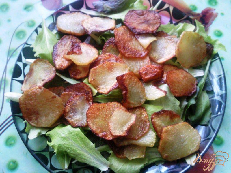 Фото приготовление рецепта: Салат с сельдью и жаренным картофелем шаг №2