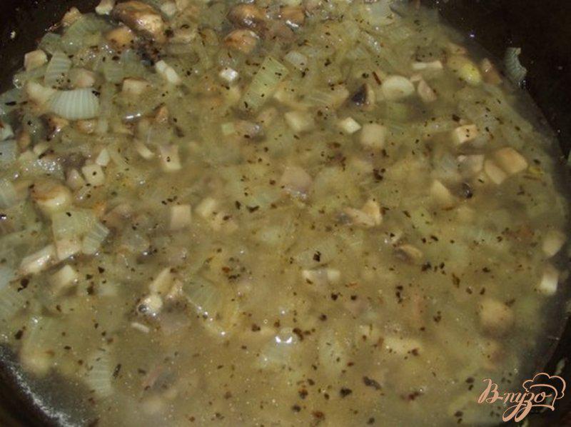 Фото приготовление рецепта: Гречка под луково-грибным соусом шаг №6
