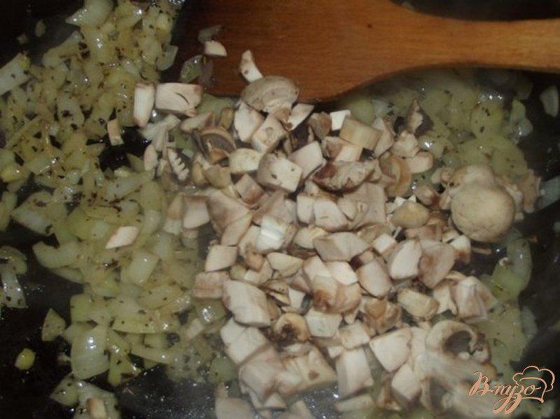 Фото приготовление рецепта: Гречка под луково-грибным соусом шаг №5