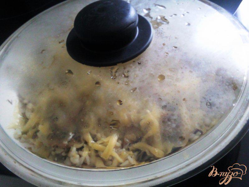 Фото приготовление рецепта: Рис с грибами под сыром шаг №5