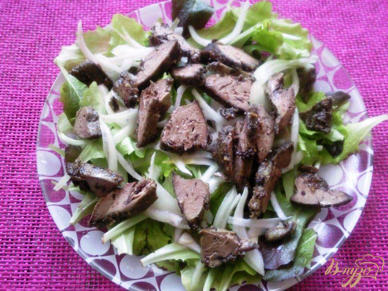 Фото приготовление рецепта: Салат с куриной печенью шаг №3