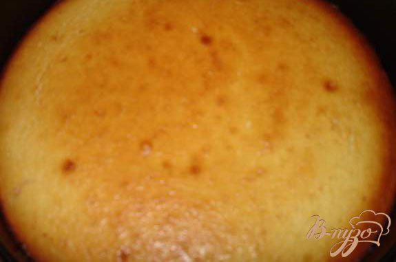 Фото приготовление рецепта: Английский пирог с ананасом и вишней шаг №5