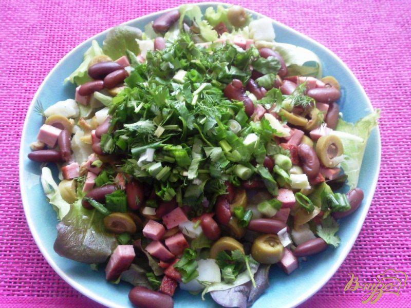 Фото приготовление рецепта: Овощной салат с жаренной колбасой шаг №4