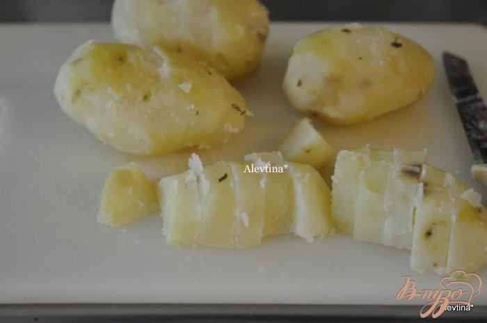 Фото приготовление рецепта: Картофельный салат со сладкими огурчиками шаг №3