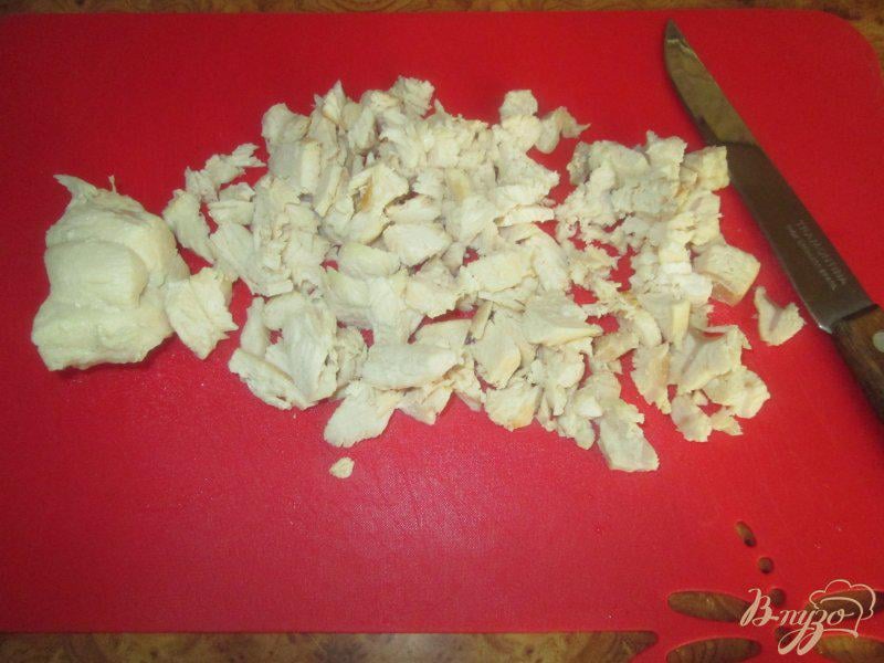 Фото приготовление рецепта: Пирог с курицей и грибами шаг №2