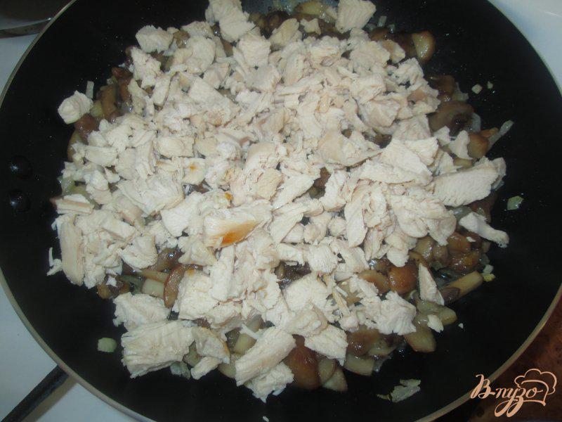 Фото приготовление рецепта: Пирог с курицей и грибами шаг №6
