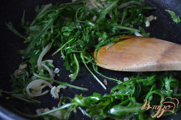 Фото приготовление рецепта: Салат из клубники с каштанами шаг №2