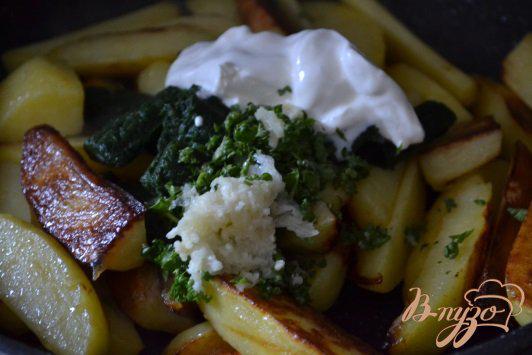 Фото приготовление рецепта: Картофель со шпинатом и сметаной шаг №2