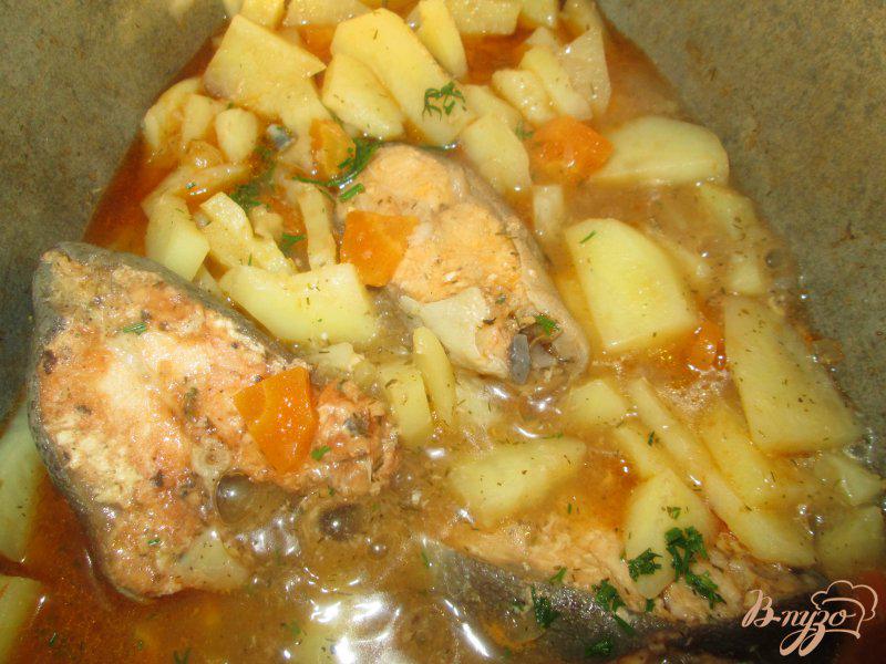 Фото приготовление рецепта: Картошка с горбушей, тушеная в казане шаг №9