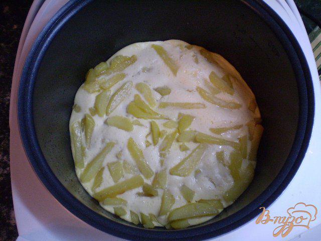 Фото приготовление рецепта: Картофель с яично-сметанной заливкой в мультиварке шаг №6
