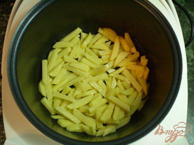Фото приготовление рецепта: Картофель с яично-сметанной заливкой в мультиварке шаг №3