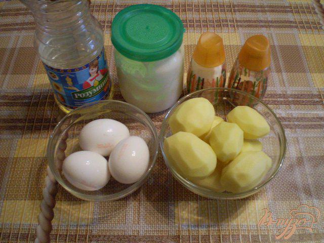 Фото приготовление рецепта: Картофель с яично-сметанной заливкой в мультиварке шаг №1