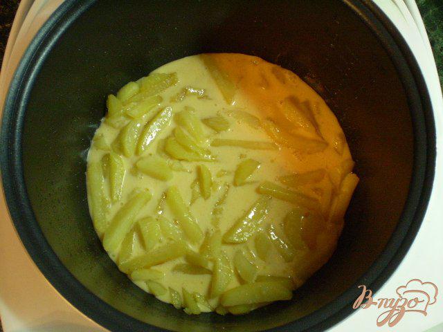 Фото приготовление рецепта: Картофель с яично-сметанной заливкой в мультиварке шаг №5