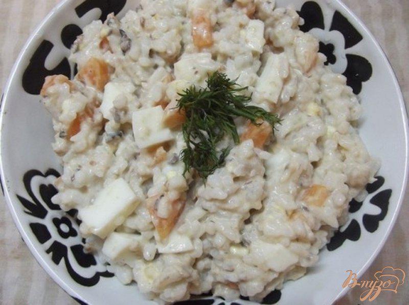 Фото приготовление рецепта: Рыбный салат с рисом шаг №8