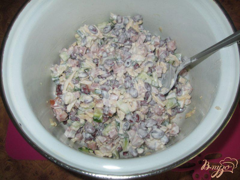 Фото приготовление рецепта: Салат с фасолью и сухариками шаг №6