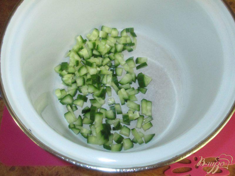 Фото приготовление рецепта: Салат с фасолью и сухариками шаг №2