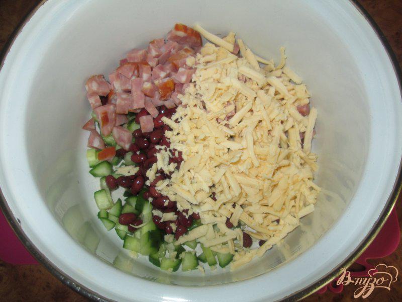 Фото приготовление рецепта: Салат с фасолью и сухариками шаг №5