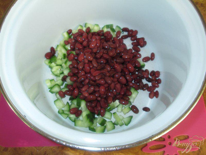 Фото приготовление рецепта: Салат с фасолью и сухариками шаг №3