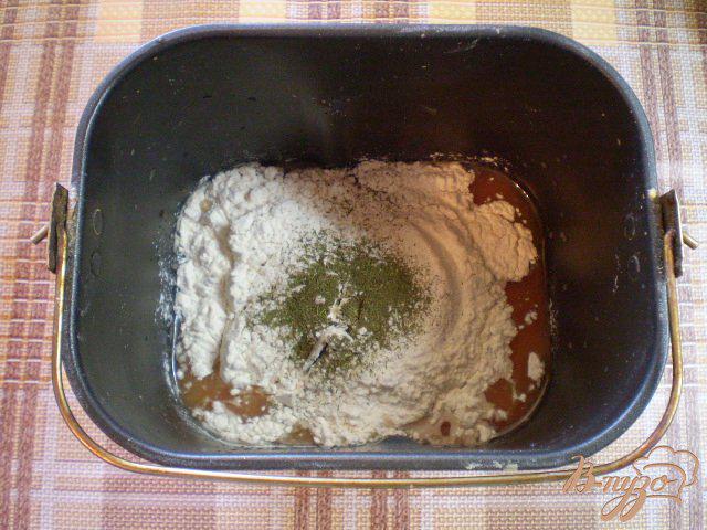 Фото приготовление рецепта: Томатный хлеб с укропом шаг №4