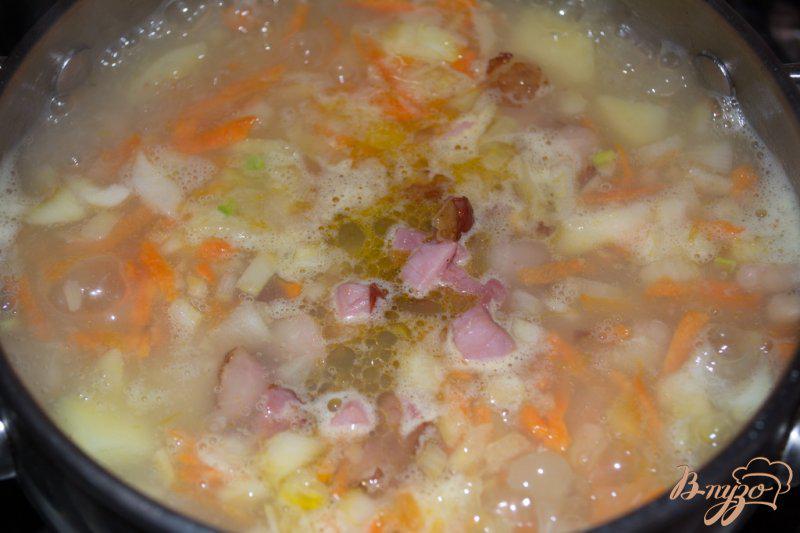 Фото приготовление рецепта: Cытный фасолевый суп с копченой грудинкой шаг №6