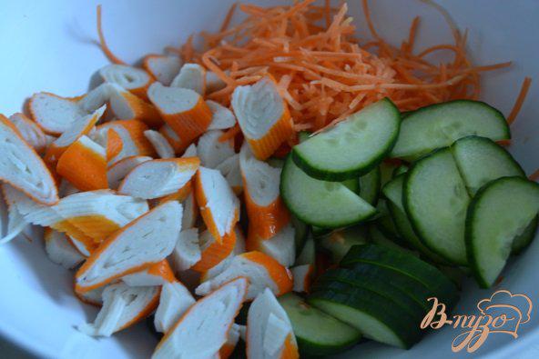 Фото приготовление рецепта: Овощной салат с крабовыми палочками шаг №2