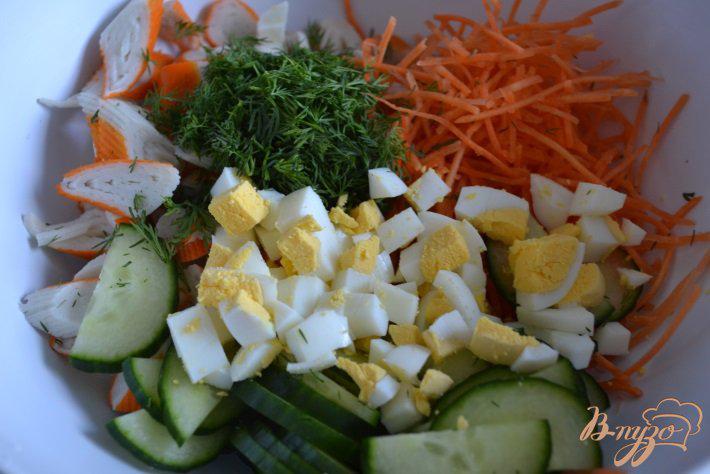 Фото приготовление рецепта: Овощной салат с крабовыми палочками шаг №3